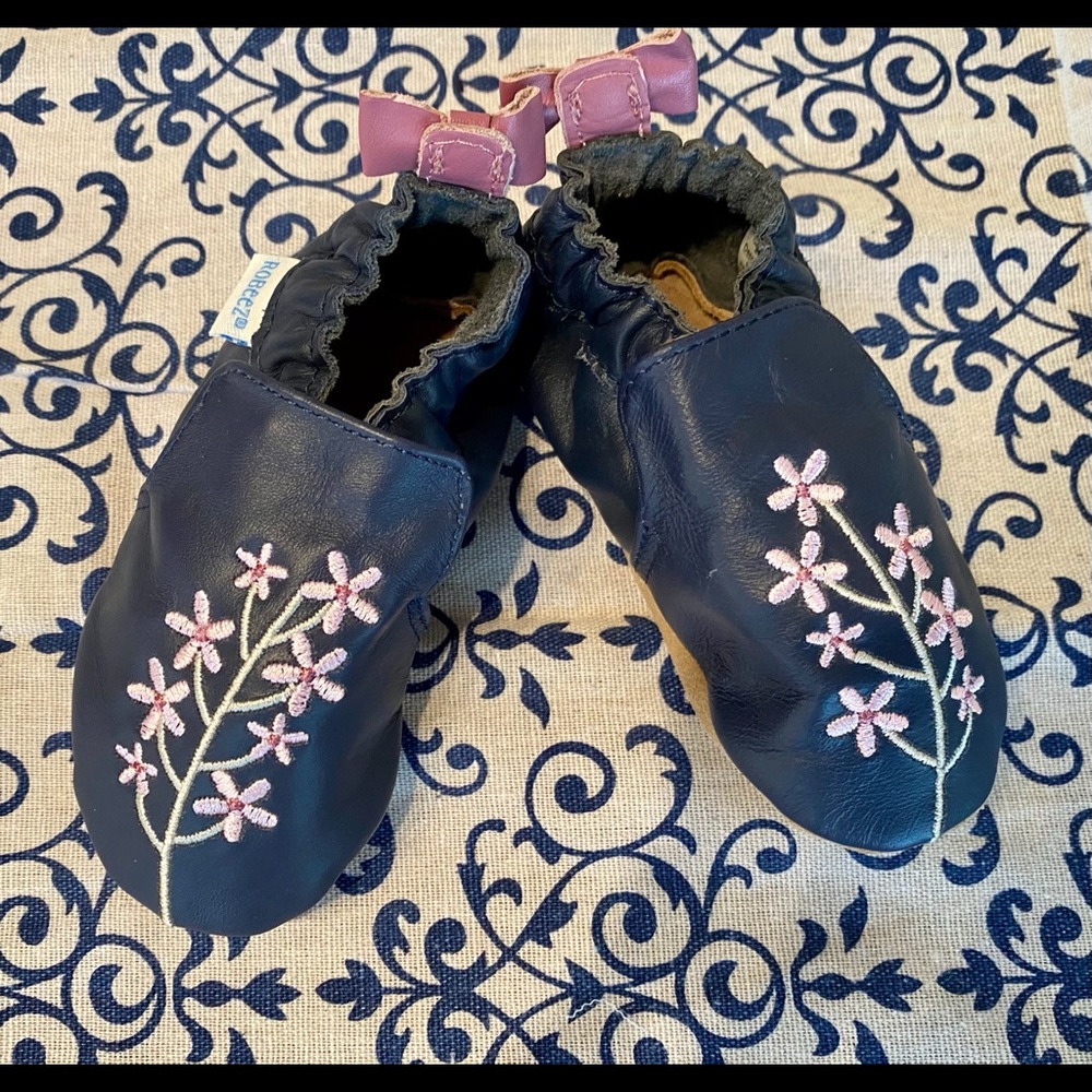 Robeeze girl shoes (12-18 mos)